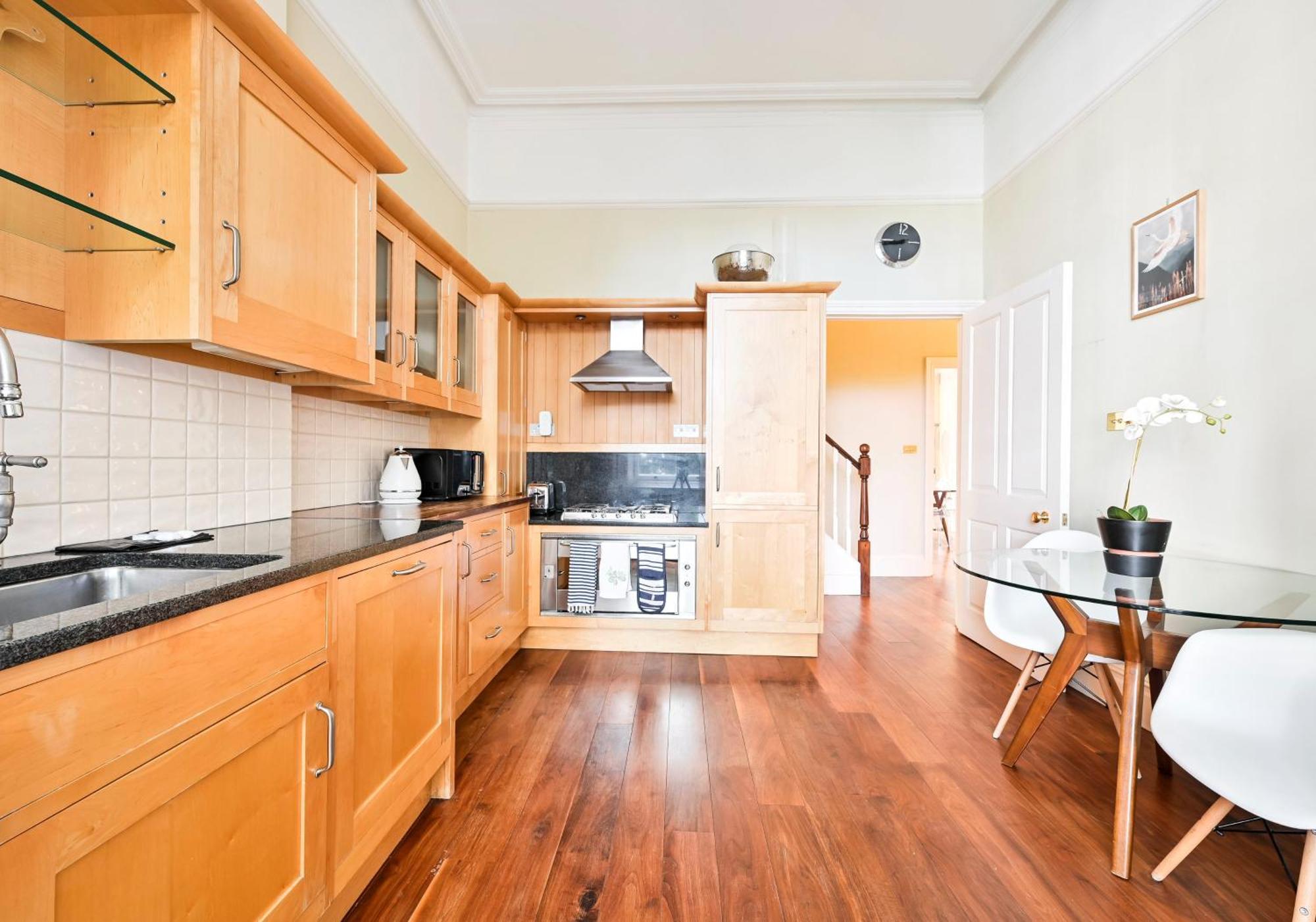 Bright 2 Bedroom In South Kensington Londra