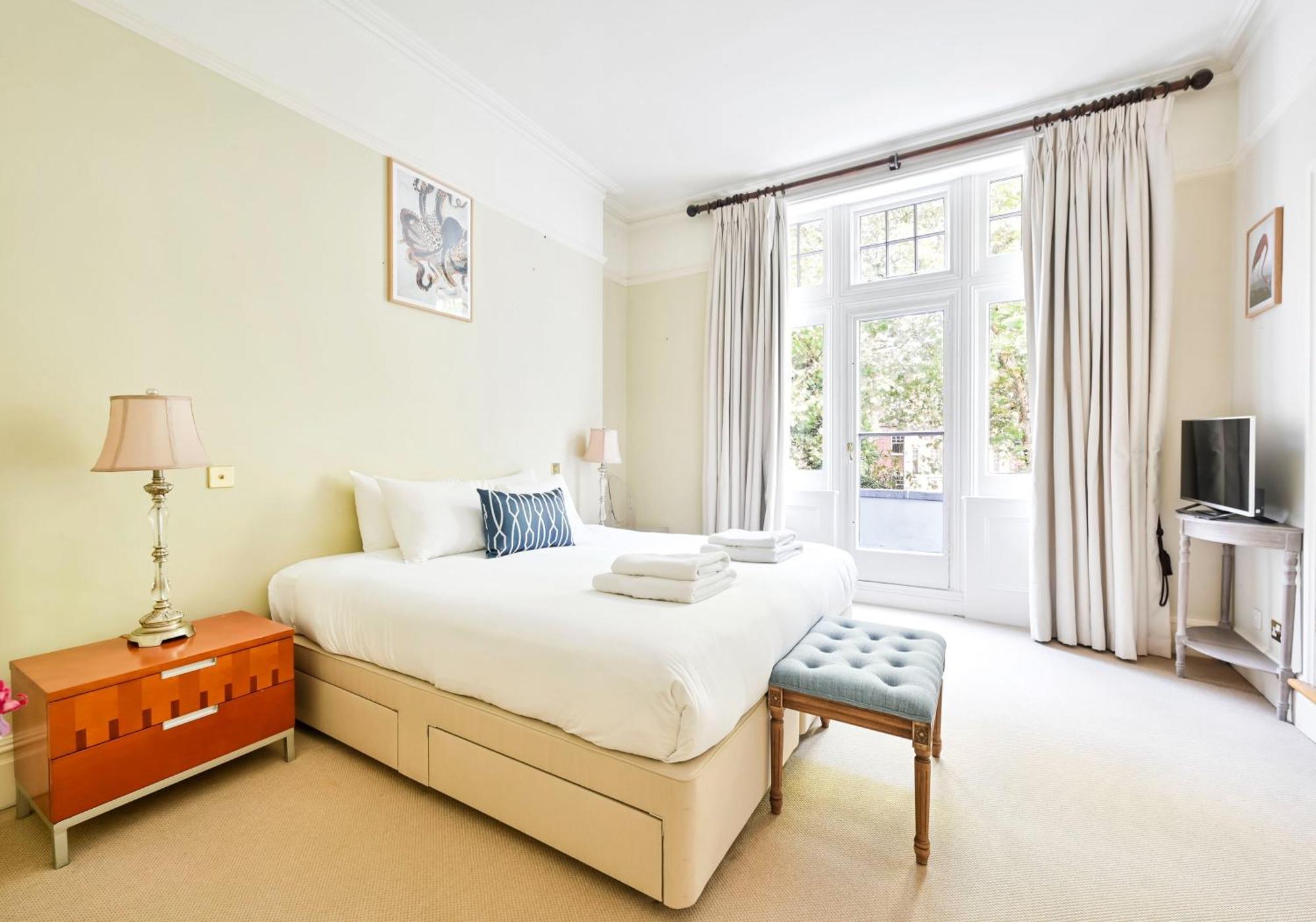 Bright 2 Bedroom In South Kensington Londra