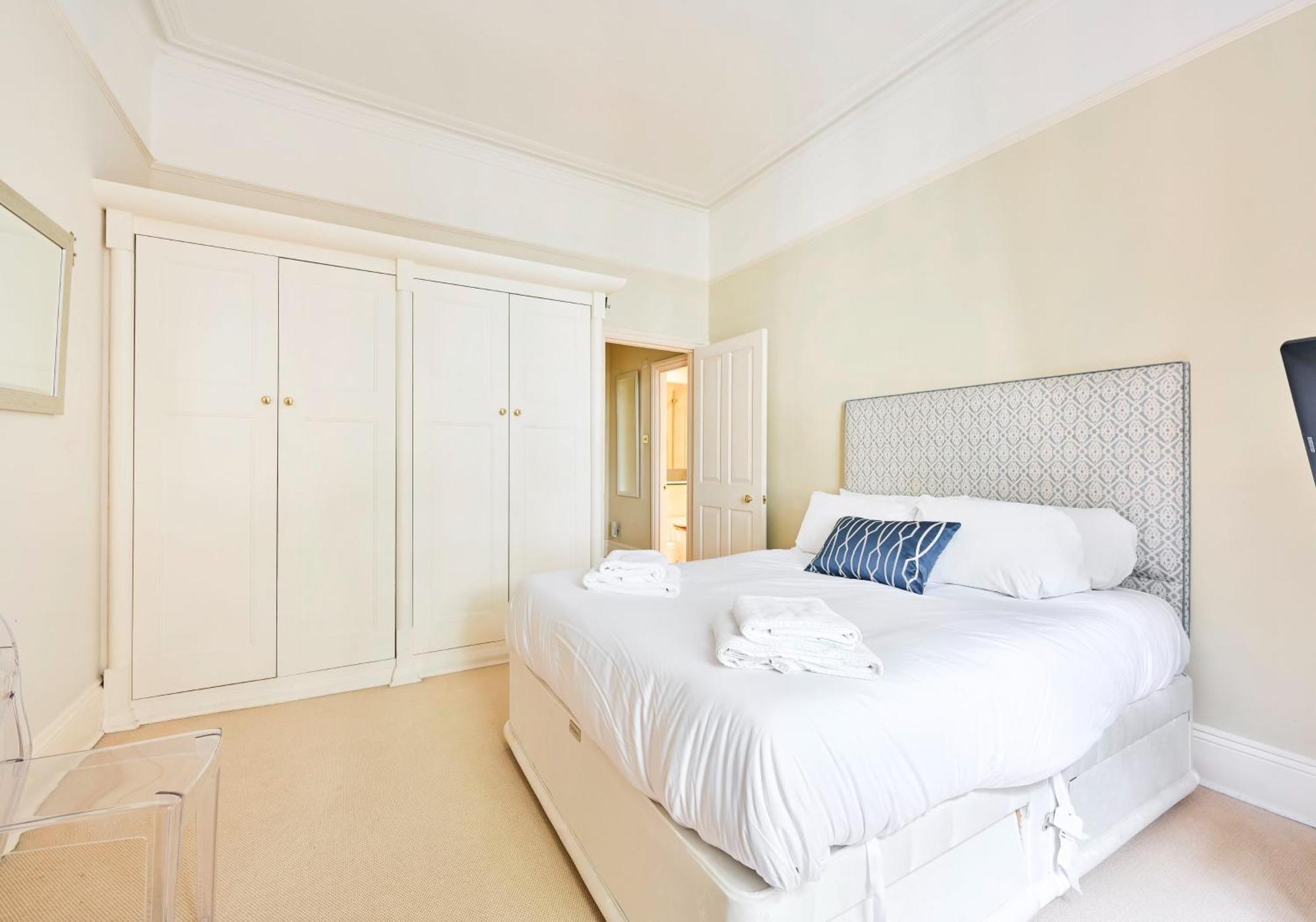 Bright 2 Bedroom In South Kensington Londra